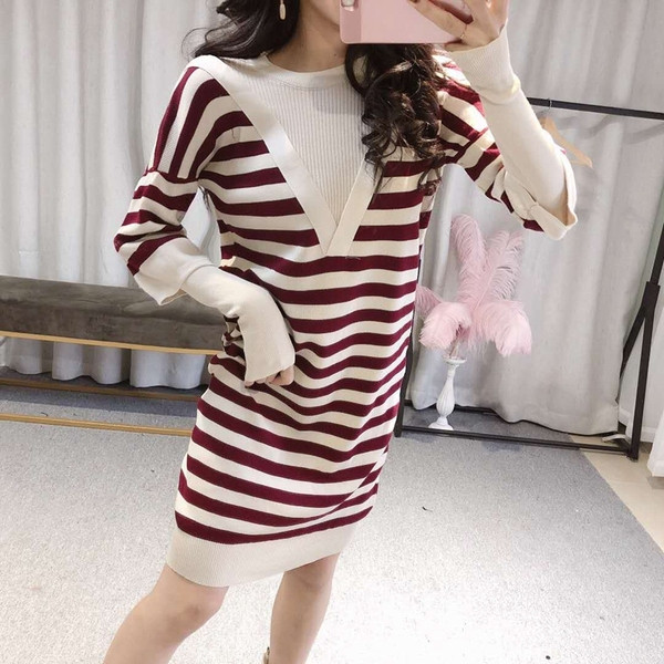 Csíkos női ruha kerek nyakkivágással, fekete és piros színben