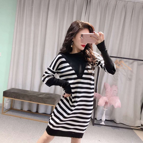 Csíkos női ruha kerek nyakkivágással, fekete és piros színben