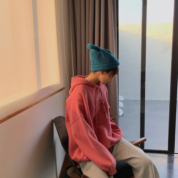 Női alkalmi pulóver rózsaszín és kék színben, nyakkendővel