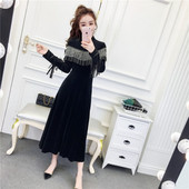 Modern női ruha pólógallérral, fekete színben - szabású modell