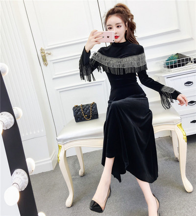 Modern női ruha pólógallérral, fekete színben - szabású modell