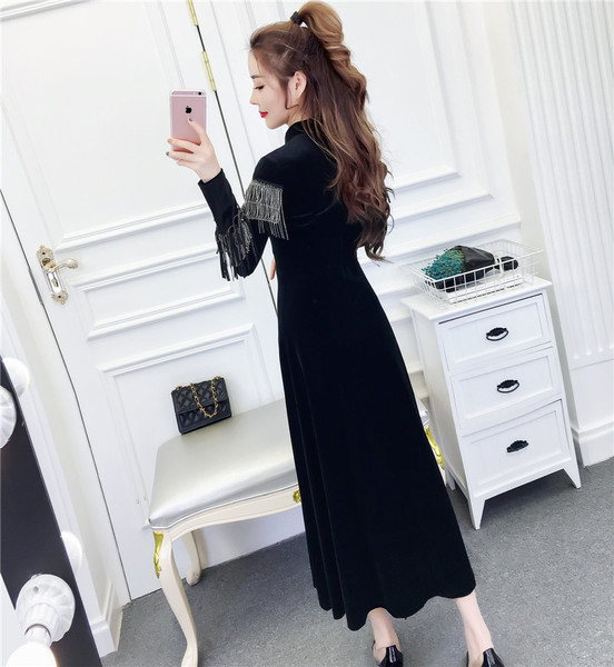 Modern női ruha pólógallérral, fekete színben - szabású modell