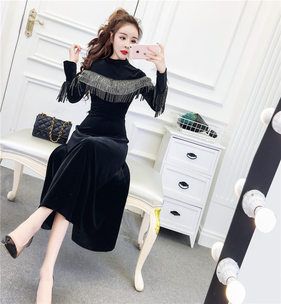 Modern női ruha pólógallérral, fekete színben - szabású modell