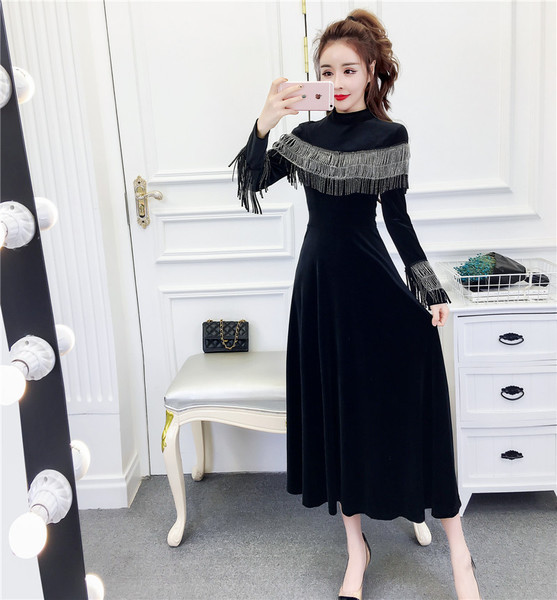 Modern női ruha pólógallérral, fekete színben - szabású modell