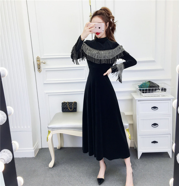 Modern női ruha pólógallérral, fekete színben - szabású modell