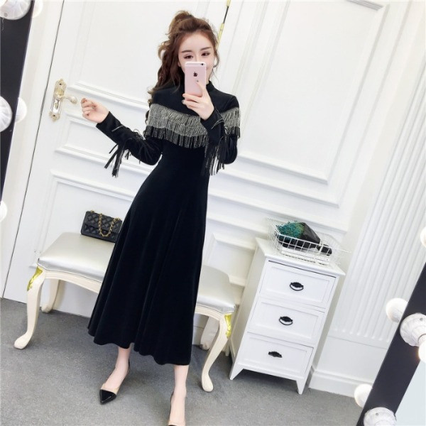 Modern női ruha pólógallérral, fekete színben - szabású modell