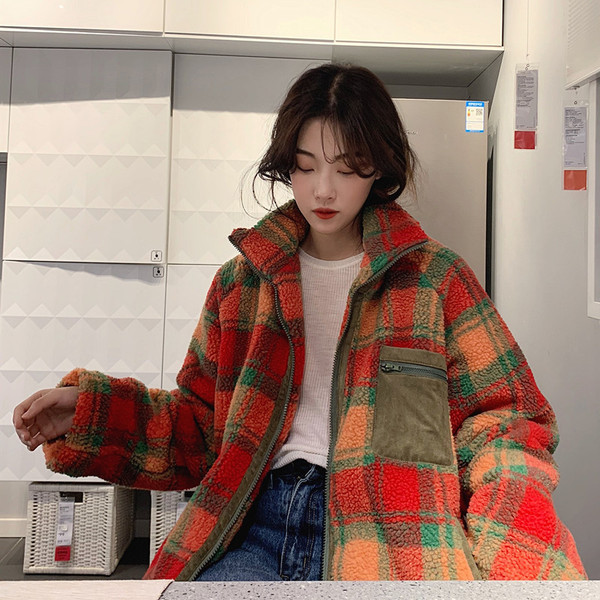 Női kockás kabát széles modell narancssárga színben, magas gallérral