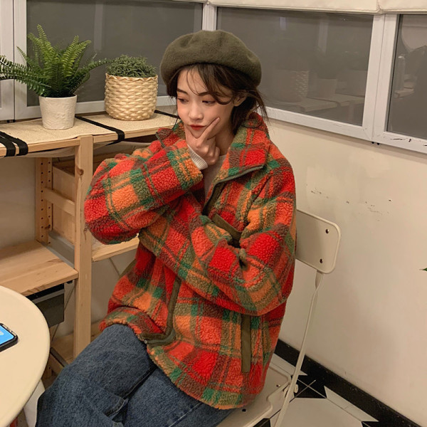 Női kockás kabát széles modell narancssárga színben, magas gallérral