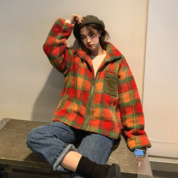 Női kockás kabát széles modell narancssárga színben, magas gallérral