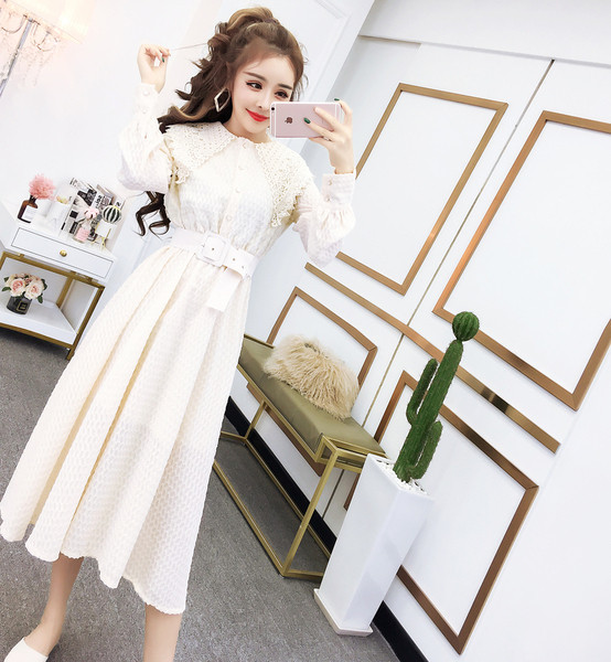 Μοντέρνο γυναικείο φόρεμα  με κολάρο δαντέλα, κουμπιά και ζώνη σε ροζ και μπεζ χρώμα