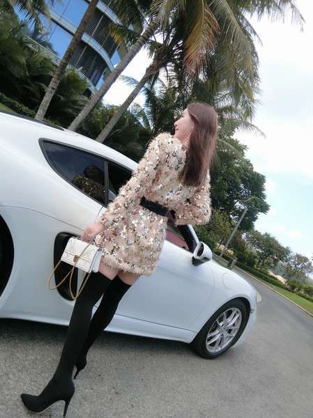 Modern női ruha flitterekkel és kerek nyakkivágással, fekete és bézs színben