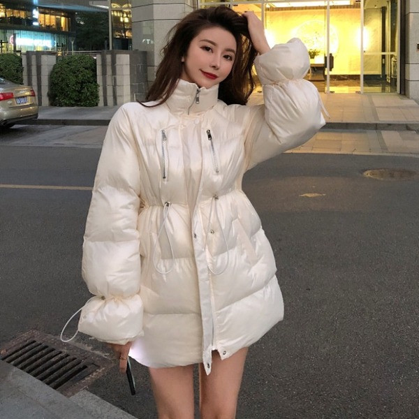 Fehér hosszú téli kabát derékkötővel