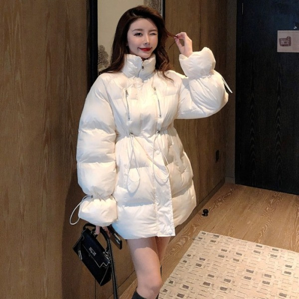 Fehér hosszú téli kabát derékkötővel