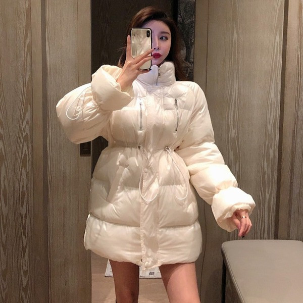 Fehér hosszú téli kabát derékkötővel