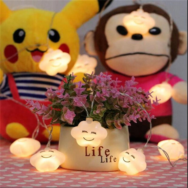 Füzér 10 mosolygó felhővel, LED fénnyel és 1,5 méter hosszú fehér színben