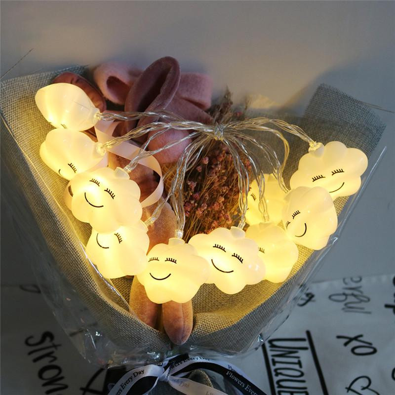 Füzér 10 mosolygó felhővel, LED fénnyel és 1,5 méter hosszú fehér színben