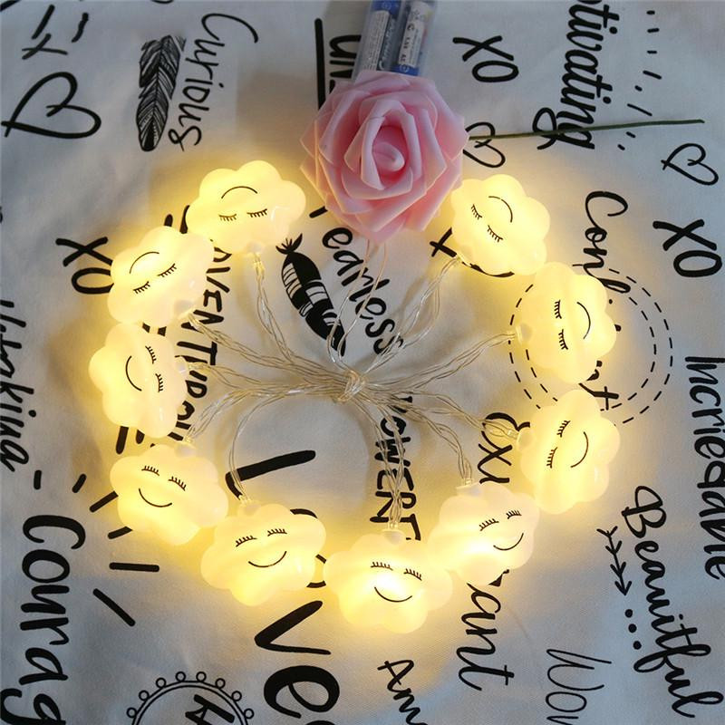 Füzér 10 mosolygó felhővel, LED fénnyel és 1,5 méter hosszú fehér színben