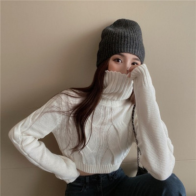 Modern rövid pulóver pólógallérral és hosszú ujjal