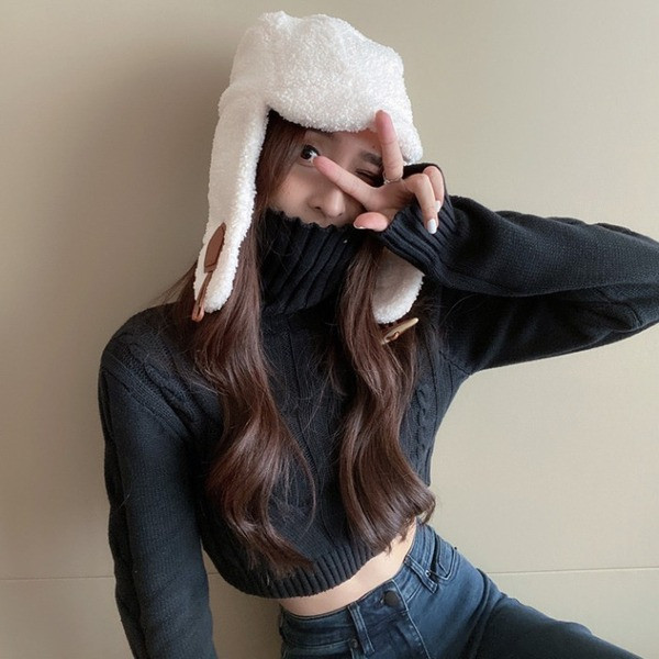 Modern rövid pulóver pólógallérral és hosszú ujjal