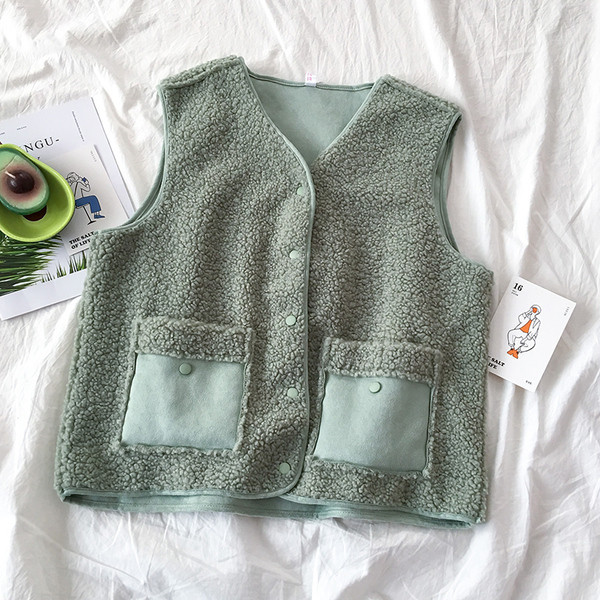 Alkalmi női mellény három színben, zsebekkel és V-nyakkal