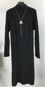 Női téli ruha magas pólógallérral, fehér és fekete színben