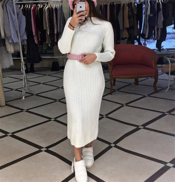 Női téli ruha magas pólógallérral, fehér és fekete színben