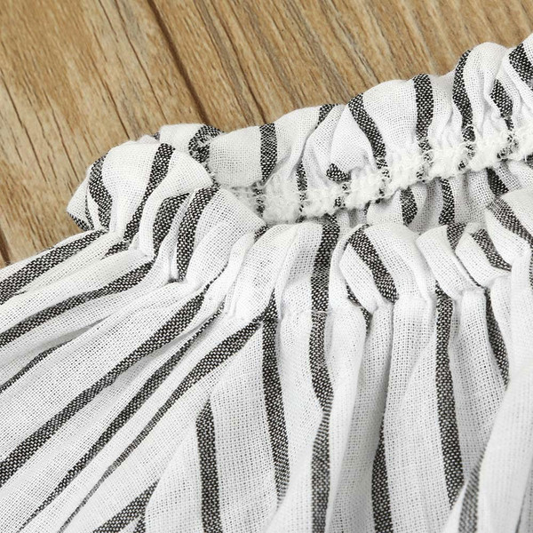 Csíkos gyerekruha kerek nyakkivágással és rátéttel, két színben