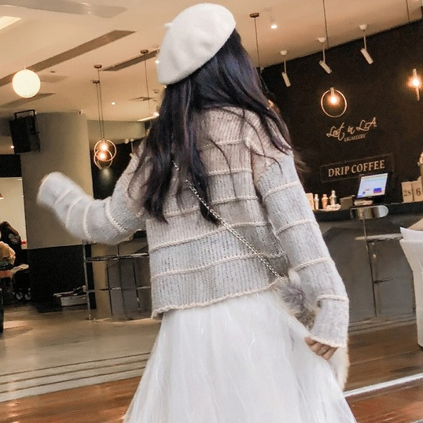 Széles pulóver vékony kötött szürke színben