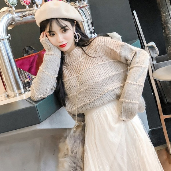 Széles pulóver vékony kötött szürke színben