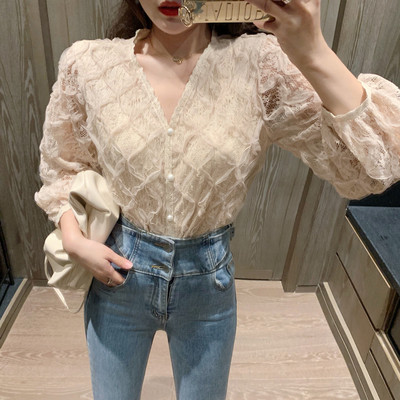 Elegáns csipke ing V-nyakkal, gombokkal és gyöngyökkel