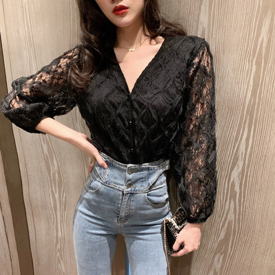 Elegáns csipke ing V-nyakkal, gombokkal és gyöngyökkel