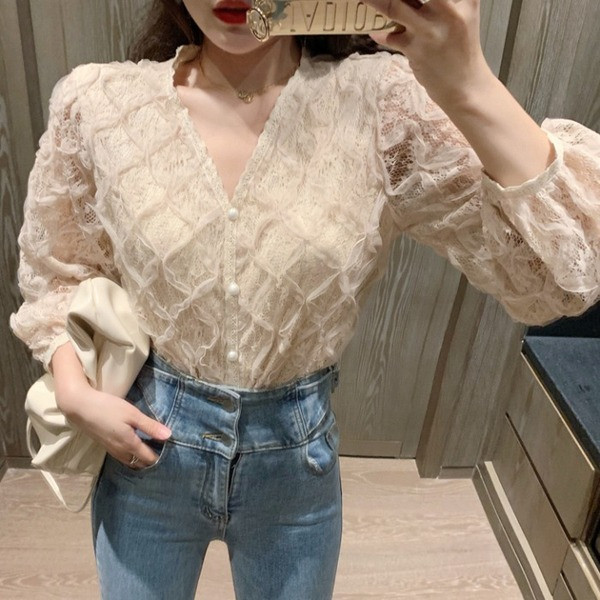 Elegáns csipke ing V-nyakkal, gombokkal és gyöngyökkel