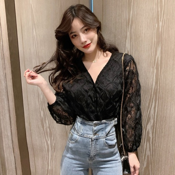 Elegáns csipke ing V-nyakkal, gombokkal és gyöngyökkel