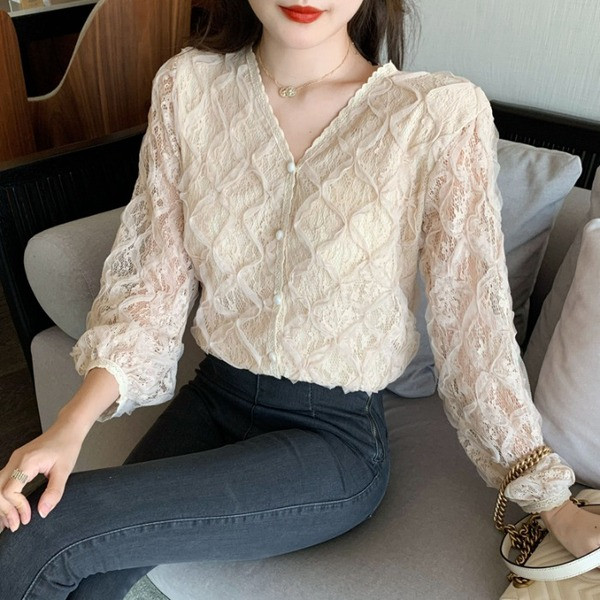 Elegáns csipke ing V-nyakkal, gombokkal és gyöngyökkel