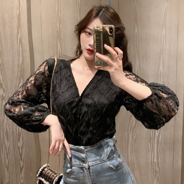 Elegáns csipke ing V-nyakkal, gombokkal és gyöngyökkel