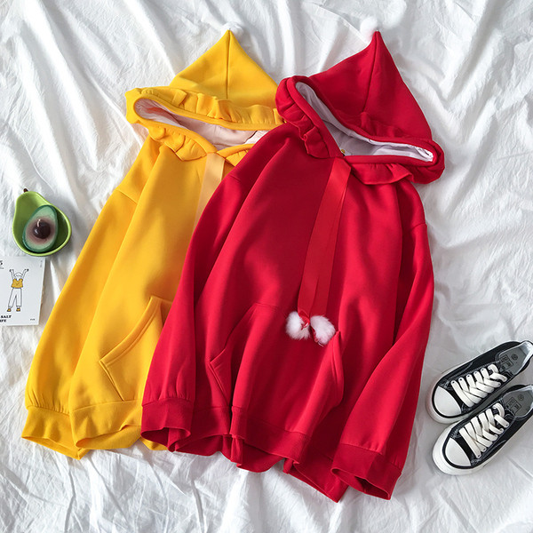 Καθημερινό γυναικείο πουλόβερ σε κόκκινο και κίτρινο χρώμα  με τσέπη και κορδόνια