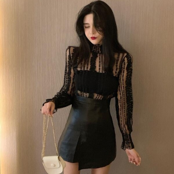 Μοντέρνα γυναικεία μπλούζα από τούλι και δαντέλα  σε λευκό και μαύρο χρώμα