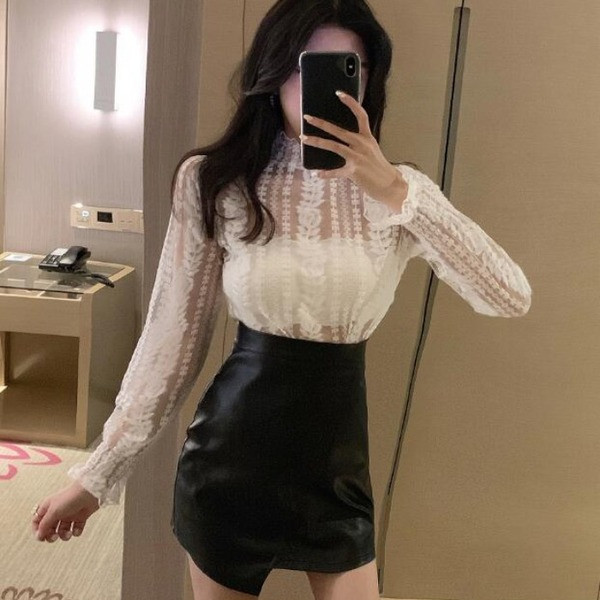 Μοντέρνα γυναικεία μπλούζα από τούλι και δαντέλα  σε λευκό και μαύρο χρώμα