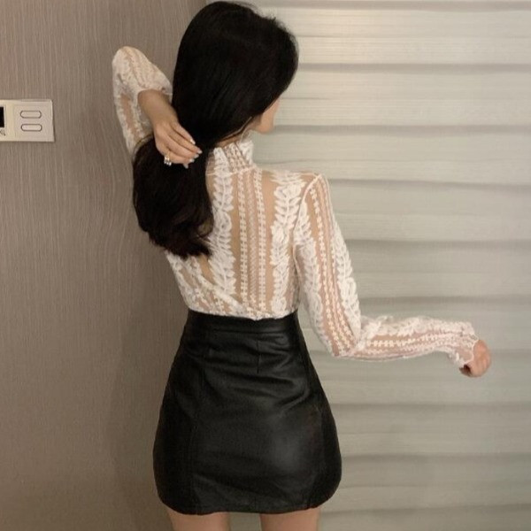 Μοντέρνα γυναικεία μπλούζα από τούλι και δαντέλα  σε λευκό και μαύρο χρώμα