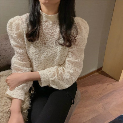 Csipke blúz magas gallérral és puffos ujjakkal