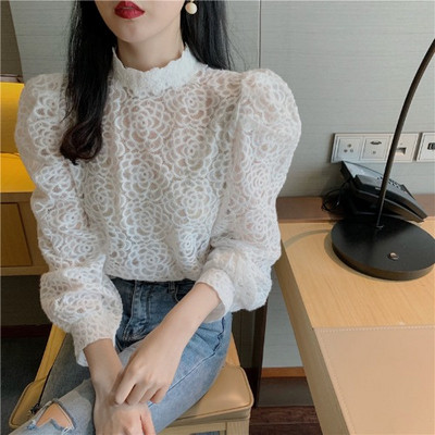 Csipke blúz magas gallérral és puffos ujjakkal