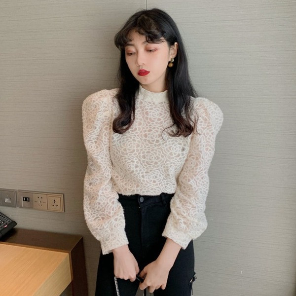 Csipke blúz magas gallérral és puffos ujjakkal