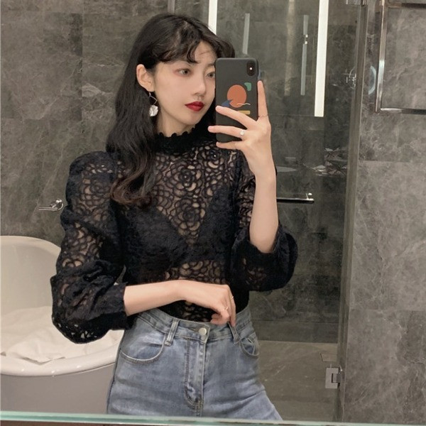 Csipke blúz magas gallérral és puffos ujjakkal