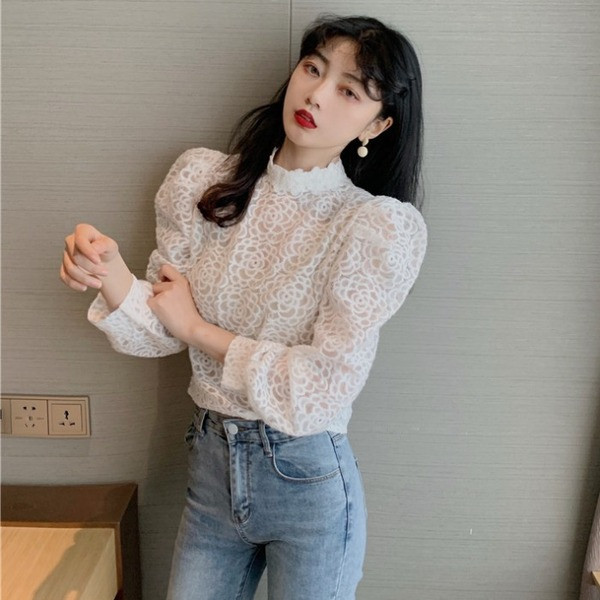 Csipke blúz magas gallérral és puffos ujjakkal