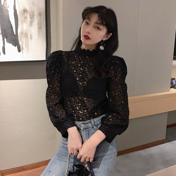 Csipke blúz magas gallérral és puffos ujjakkal