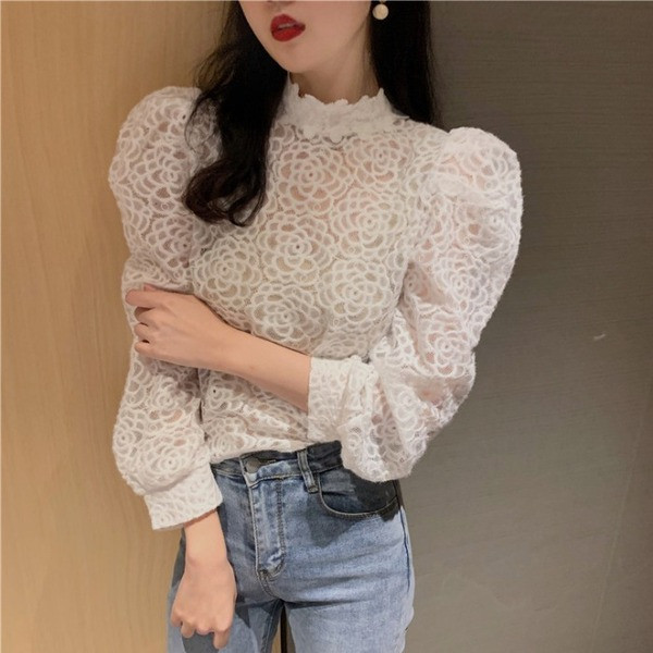 Csipke blúz magas gallérral és puffos ujjakkal