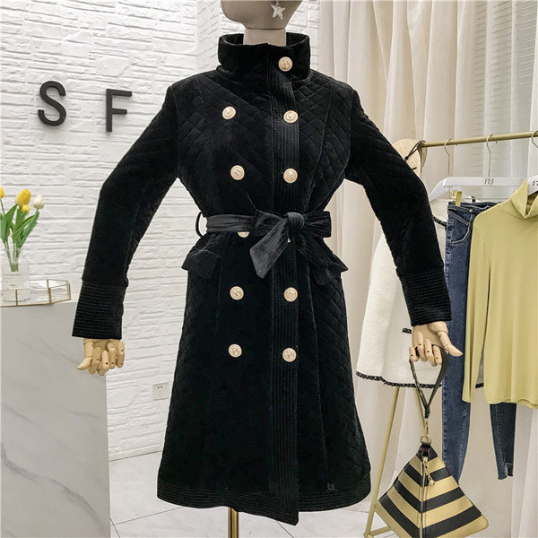 Модерно дамско палто с копчета и колан в черен цвят