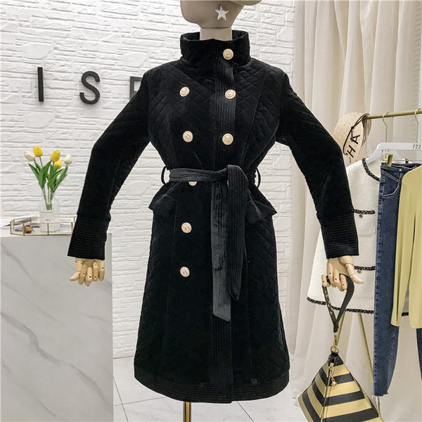 Модерно дамско палто с копчета и колан в черен цвят