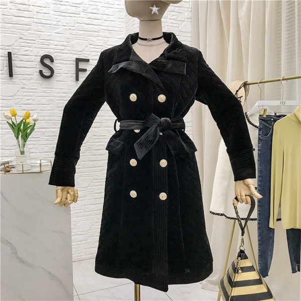 Модерно дамско палто с копчета и колан в черен цвят