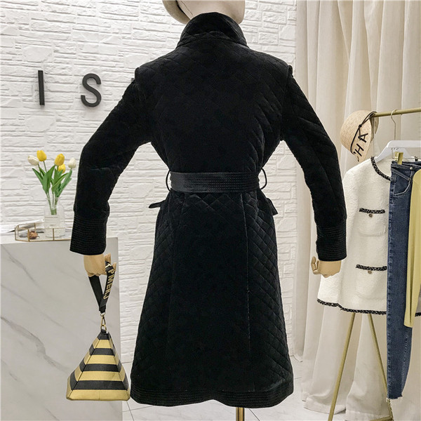 Модерно дамско палто с копчета и колан в черен цвят